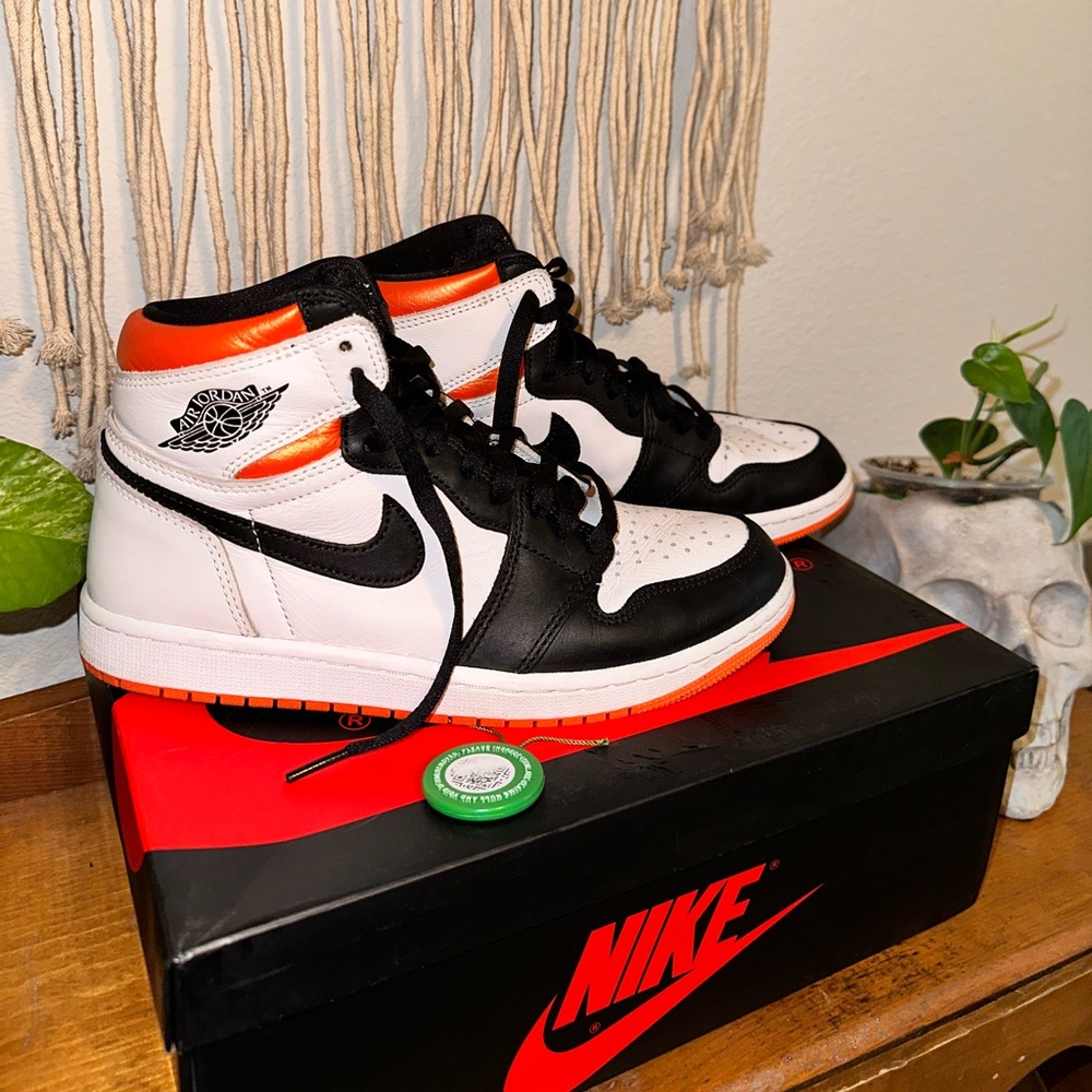 Air Jordan 1 Retro High Electo-Orange Nike High Tops